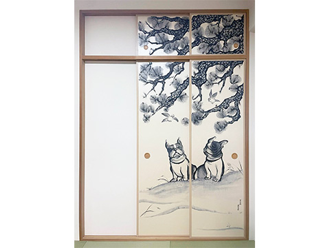 襖に「松に雀見上ぐ子犬図」